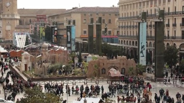 La plaza del Pilar se engalana para Navidad con un sinfín de actividades.