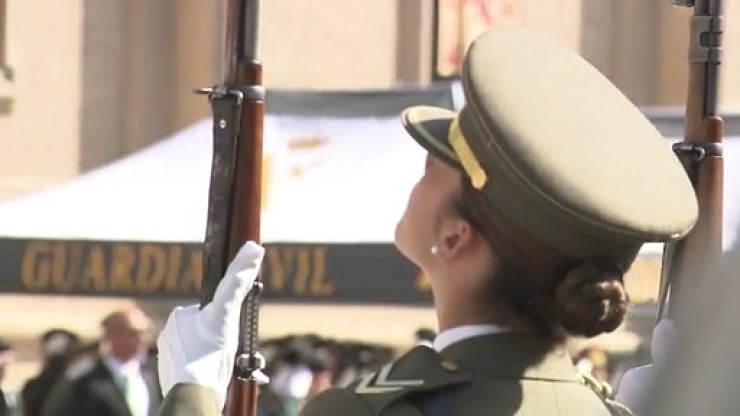 Una cadete de la Guardia Civil en el día de la patrona.