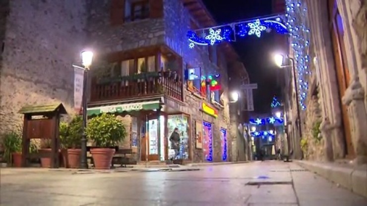 Una calle de Benasque iluminada en Navidad.