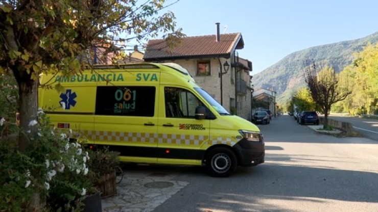 Una ambulancia en un pueblo de Aragón.