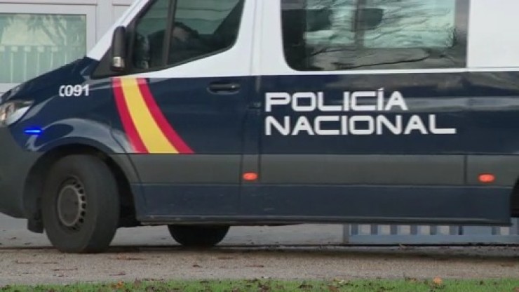 Un furgón de la Policia Nacional entra en la comisaría del Actur