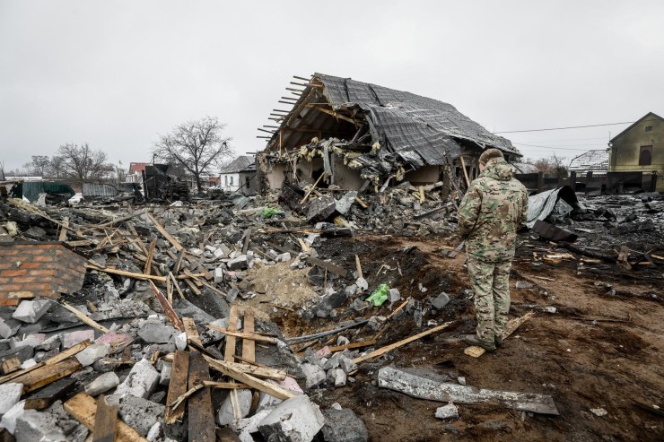Un militar mira una casa dañada en un ataque con misiles rusos este lunes en Kiev (Ucrania). / EFE.