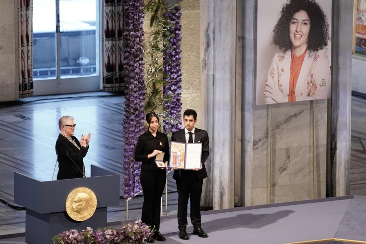 Ali y Kiana Rahmani han recibido, en nombre de su madre, el Premio Nobel de la Paz en el Ayuntamiento de Oslo. (EFE)