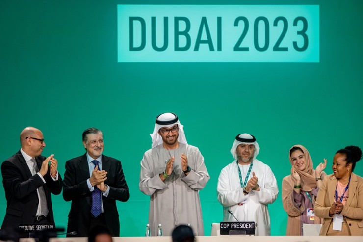 El presidente de la COP28 y ministro de Industria y Tecnología Avanzada de los EAU, Sultán Ahmed Al Jaber, interviene en la sesión plenaria de la Conferencia en Dubai. EFE/EPA/Martín Divisek