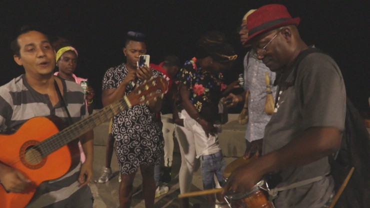 Un grupo de músicos interpreta boleros en Cuba. / AFP