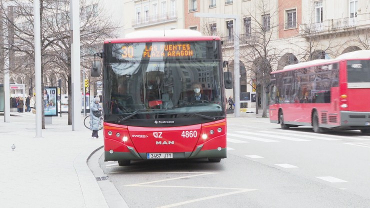 Un autobús urbano circulando por Zaragoza.