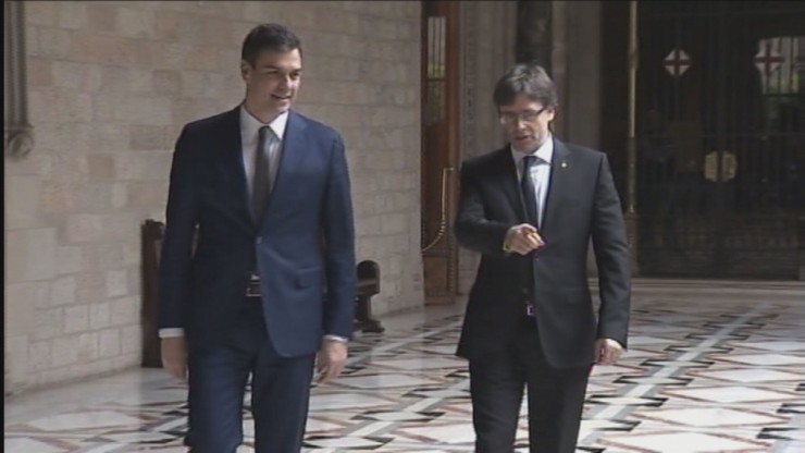 Carles Puigdemont y Pedro Sánchez en el Palau de la Generalitat cuando Puigdemont era presidente catalán y Sánchez líder de la oposición. / Archivo