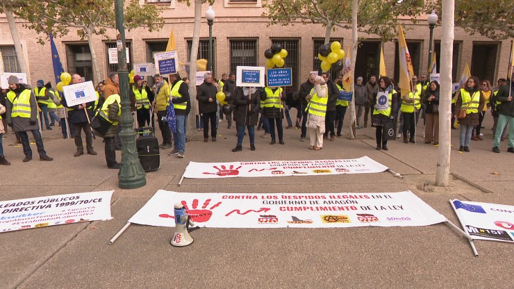 Trabajadores públicos concentrados frente a la sede del Gobierno de Aragón este lunes.