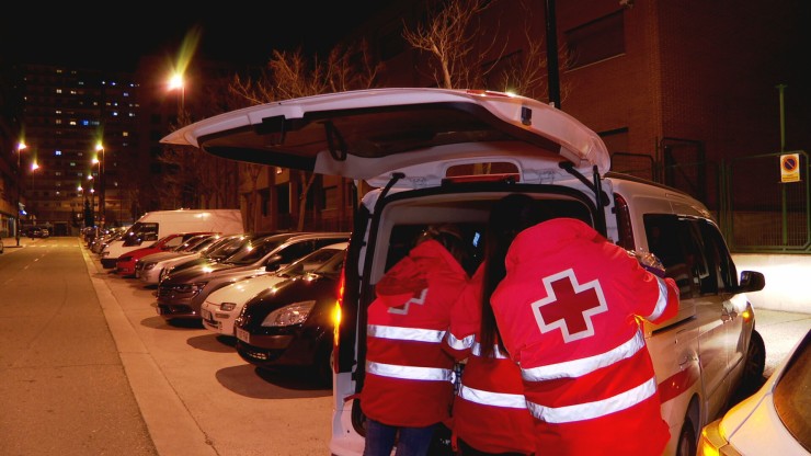Voluntarios de Cruz Roja repartiendo comida en Zaragoza.