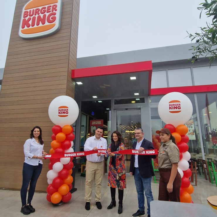 La alcaldesa, Emma Buj, ha estado en la inauguración oficial de Burger King esta mañana en Teruel. / Ayuntamiento de Teruel