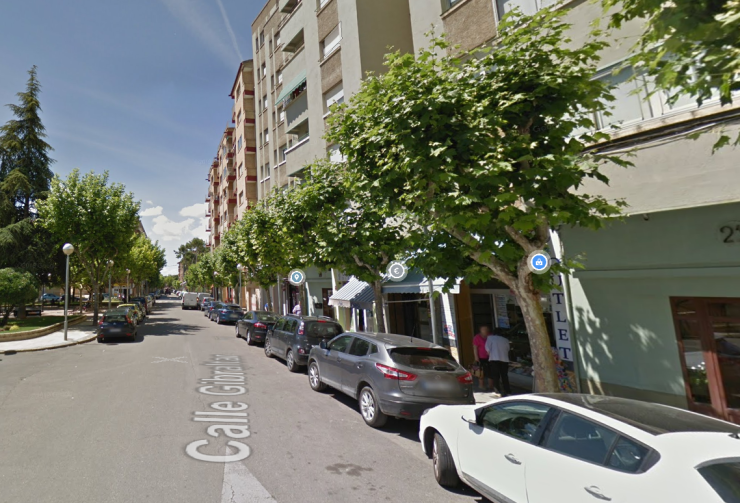 Una persona fallece en la calle Gibraltar, en Huesca, aparentemente por causas naturales.