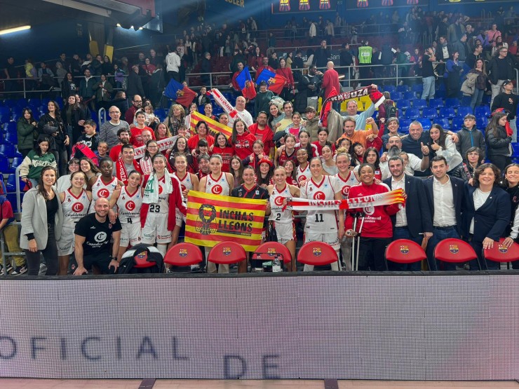 Las jugadoras posan con la afición tras la victoria de este sábado. Foto: Casademont Zaragoza.