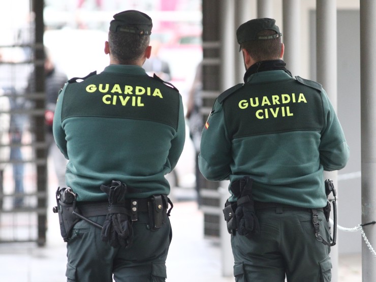 La Guardia Civil detiene a dos personas en Borja tras sorprenderlas robando en una vivienda.