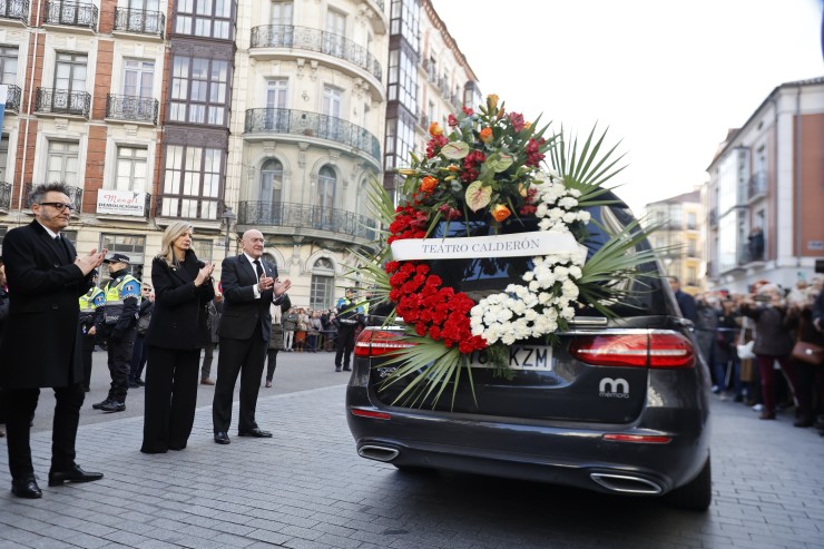 El coche fúnebre llega con los restos mortales de Concha Velasco al Teatro Calderón de Valladolid (España). / Europa Press