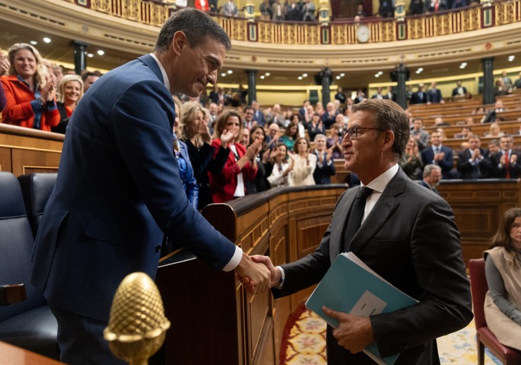 El presidente del Gobierno, Pedro Sánchez, saluda al presidente del PP, Alberto Núñez Feijóo, tras el debate de investidura. / Europa Press