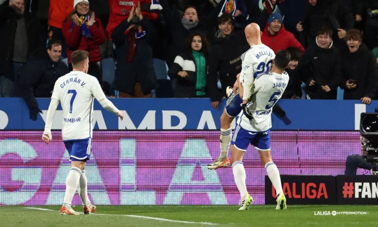 Los jugadores del Real Zaragoza celebran uno de los dos goles contra el Levante. Foto: LaLiga