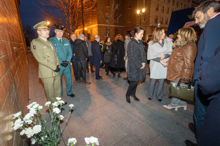 Las autoridades junto al memorial que recuerda a las víctimas del atentado. / Daniel Marcos (Ayuntamiento Zaragoza)