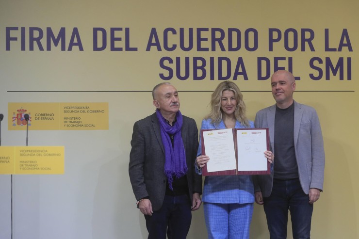 El Ministerio de Trabajo y los sindicatos firman el acuerdo para subir el SMI. / EFE. Fernando Alvarado