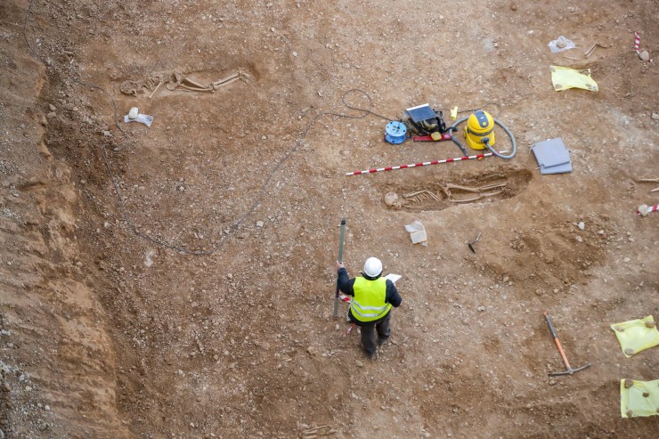 Vista de las obras donde se han encontrado restos de una necrópolis musulmana. / EFE