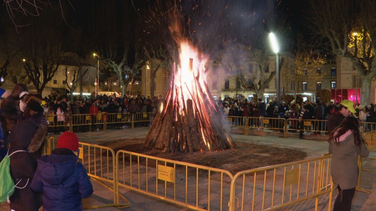 Tradicional hoguera durante la festividad de San Vicente en Huesca en 2023.
