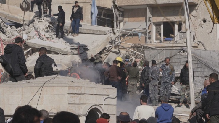El ataque ha derribado el edificio. / AFP