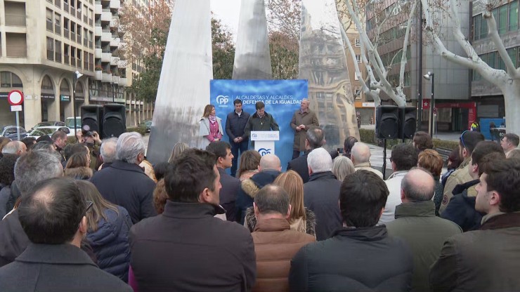 Los ediles 'populares' denuncian que los pactos de Pedro Sánchez con sus socios catalanes y vascos están creando ciudadanos de primera y de segunda.