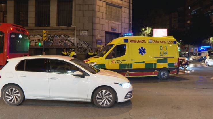 Una ambulancia atiende a los dos jóvenes atropelladas.
