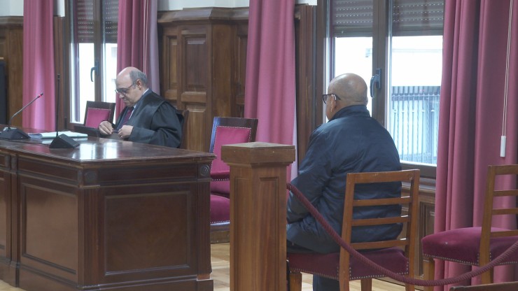 El acusado antes de comenzar el juicio en la Audiencia Provincial de Teruel.