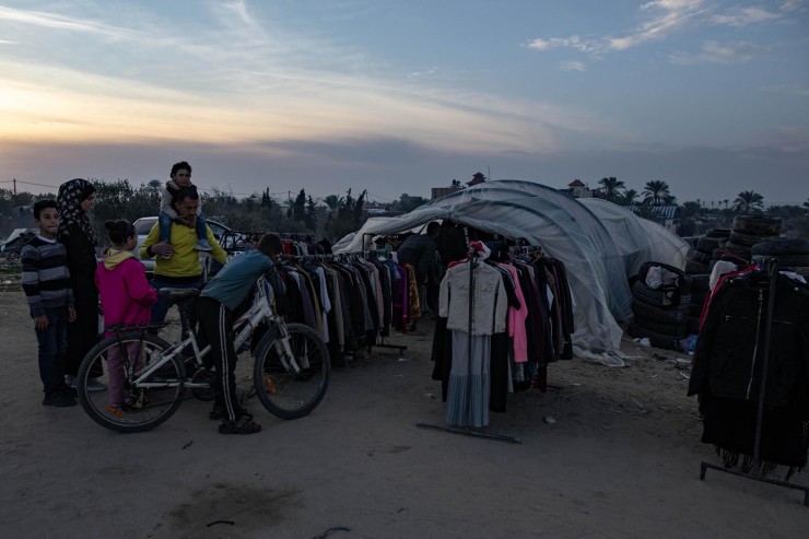 Miles de desplazados en un campo de refugiados en Rafah, al sur de Gaza