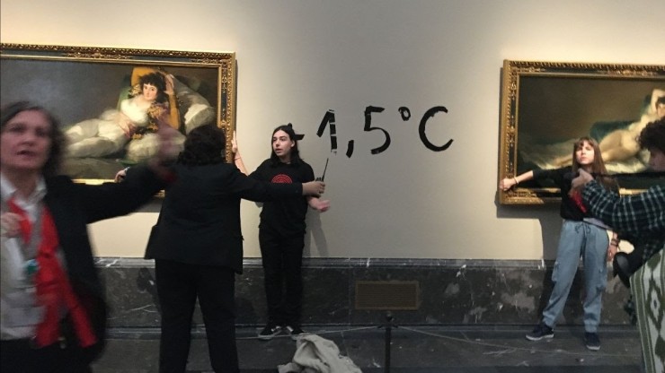 Activistas ecológicas se pegan al marco de los cuadros de 'Las Majas' de Goya en el Museo del Prado. / Europa Press