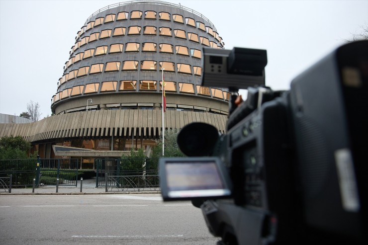 Una cámara frente a la sede del Tribunal Constitucional. / Europa Press
