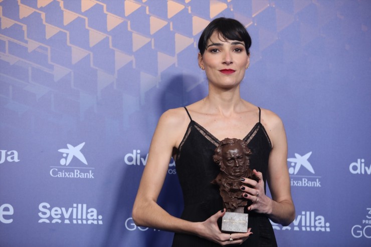 La ganadora a Mejor Guión Original por 'As Bestas', Isabel Peña, posa con su premio durante la gala de la 37 edición de los Premios Goya. / Europa Press.