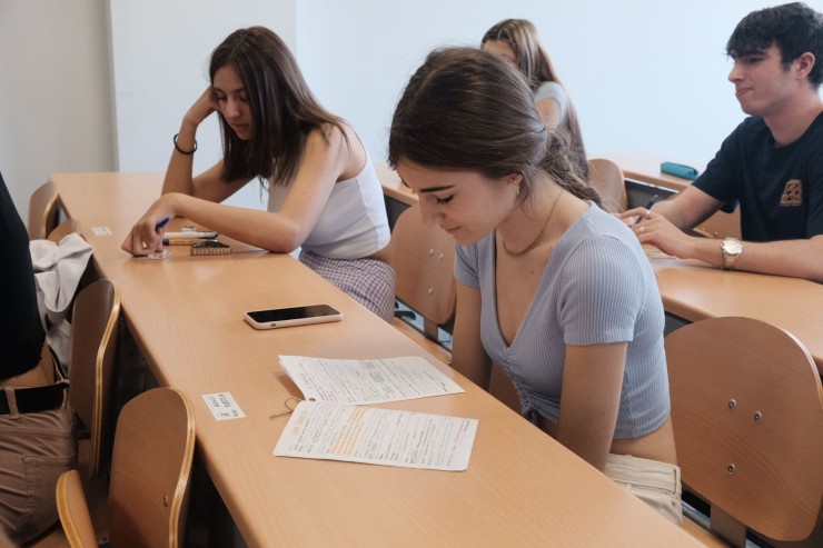 Alumnos haciendo la prueba de acceso a la universidad. / Europa Press