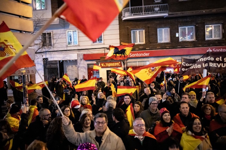 Imagen de la concentración que se celebró en Nochevieja frente a la sede del PSOE en la calle Ferraz de Madrid. |  (Diego Radamés/Europa Press)