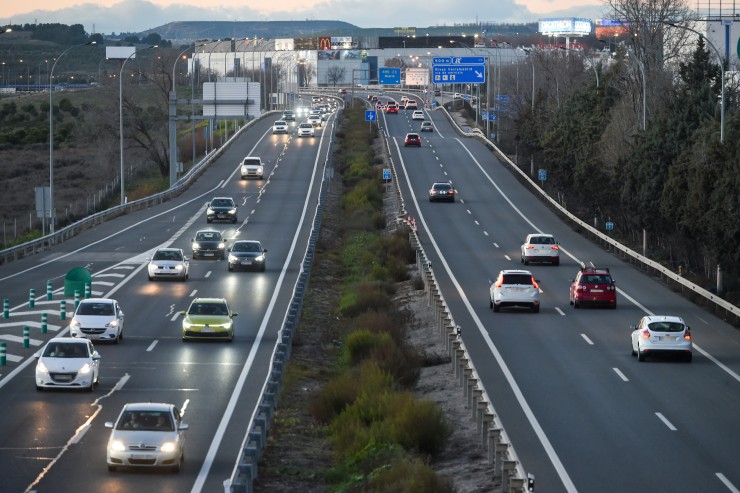 Los conductores han sufrido retenciones en varios puntos de acceso a la capital aragonesa y en Sabiñánigo. / Europa Press