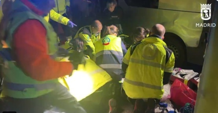 La mujer fue atendida por los sanitarios, pero no pudieron hacer nada por salvar su vida. / Emergencias Madrid