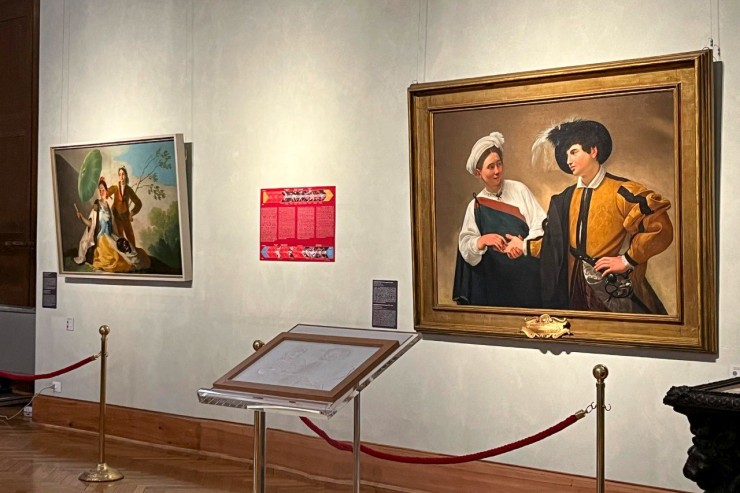 La obra 'El Parasol' de Goya y 'La Buenaventura' de Caravaggio, expuestas juntas en los Museos capitolinos de Roma (Italia)./ EFE