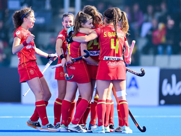 Las jugadoras de la selección española celebran uno de los goles ante Canadá. Foto: RFEH