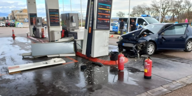 El accidente se ha producido en la avenida Martínez de Velasco, en la zona de la gasolinera junto a la ITV.
