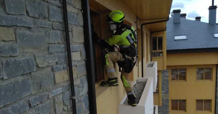 Los bomberos han accedido a la vivienda a través de una ventana desde un domicilio contiguo. / DPH