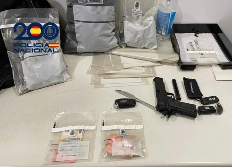 Arma y pertenencias de los detenidos por el intento de robo. / Polícia Nacional