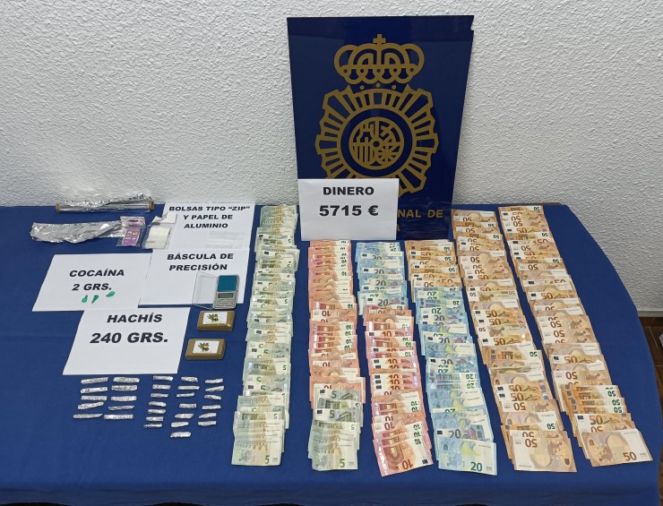 Droga y dinero incautado por la Policía Nacional en la vivienda investigada. / Policía Nacional