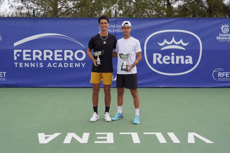 Alejo Sánchez (derecha), posa junto a Diego Fernández tras ganar el  ITF M15 de la Academia Juan Carlos Ferrero. Foto: Ferrero Tennis Academy