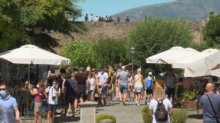 Turistas visitando Aínsa (Huesca).