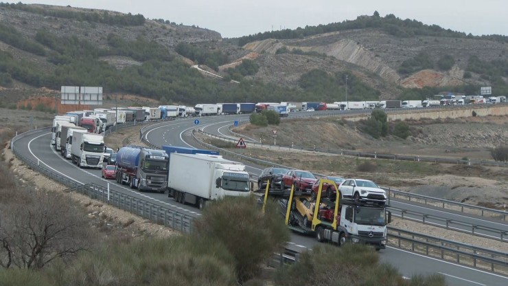 Camiones parados por las protestas del sector del campo.