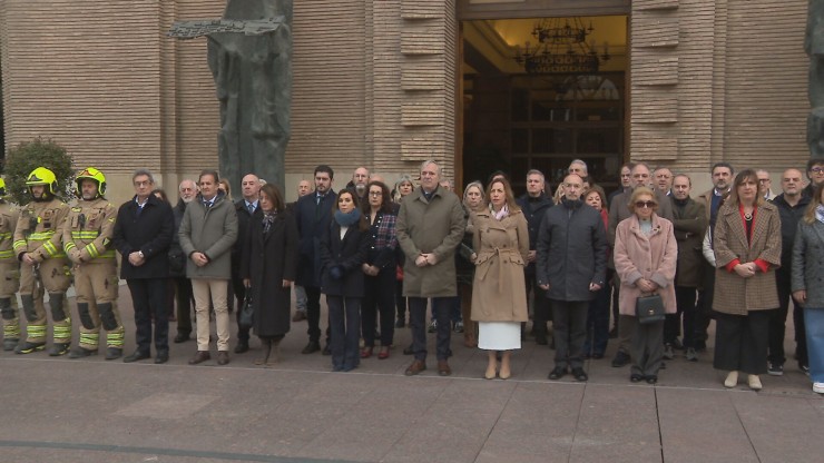 Minuto de silencio a las puertas del Ayuntamiento de Zaragoza en solidaridad con las víctimas del incendio de Valencia.