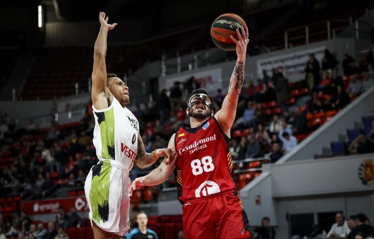 Didac Cuevas entra a canasta en una jugada del partido. Foto:  FIBA Europe Cup