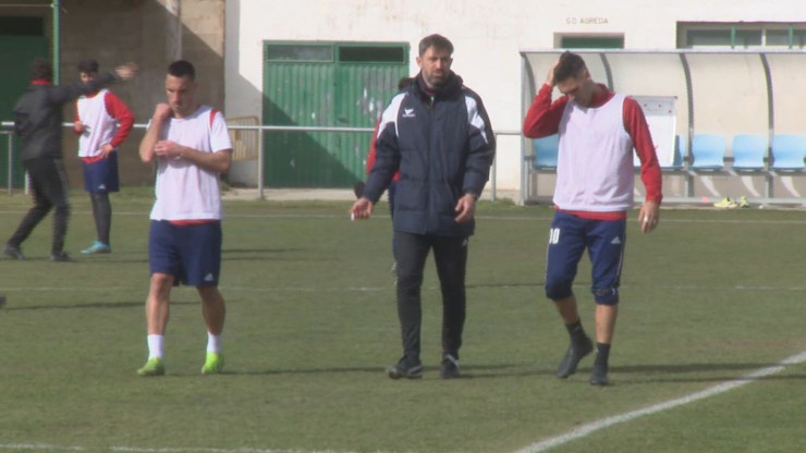 Molo, con sus jugadores durante el entrenamiento de su equipo. Foto: Aragón Deporte