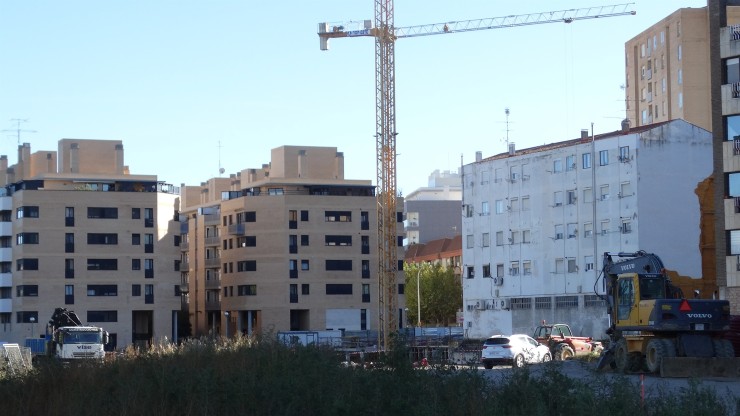 Imagen de archivo de viviendas en construccion en la ciudad de Huesca. / Europa Press