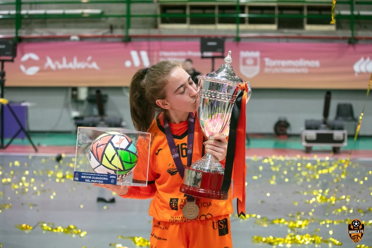 Irene Samper, con el título de la Supercopa y el galardón como MVP de la fina. Foto: Burela